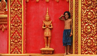 Une petite fillette dans la pagode de Kompong Cham