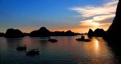 Baie de Bai Tu Long au crépuscule