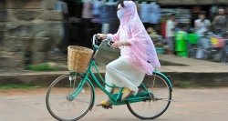 la femme qui pédale le vélo à Phnom Penh