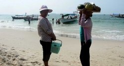 Les femmes marchandes qui vendent les fruits à la plage de Sihanoukville