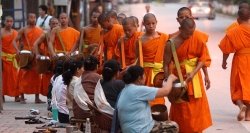 Les moines sur le chemin de solliciter des aumônes