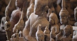 Les petites sculptures dans la grotte de Pakhou