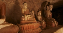 Les statues de bouddhas assis à la grotte Hpo Win