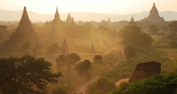 Les temples au crépuscule à Bagan