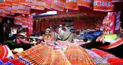 stand des vêtements de brocatelles au marché hebdomadaire Bac Ha