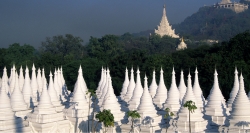 Les toits des temples à la montagne de Mandalay