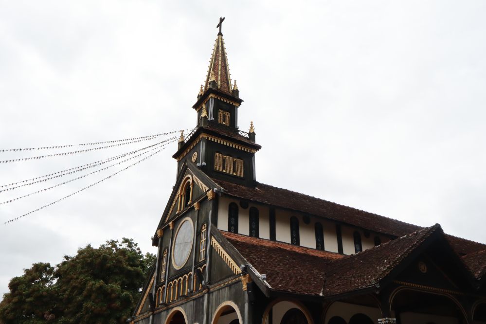eglise en bois kon tum