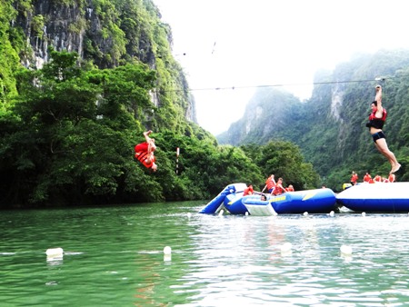 Le tourisme de Quang Binh : la visite d’exploration en tyrolienne à Phong Nha – Ke Bang