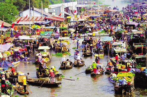 Le marché flottant à Chau Doc
