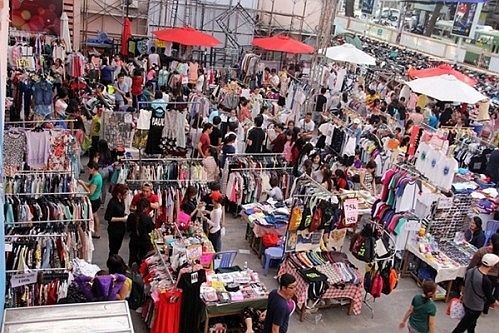 Le marché aux puces ayant plein de «tentations» à Saigon