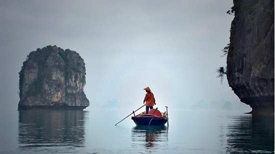 Le pêcheur dans la baie d'Halong