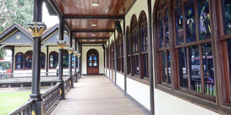 eglise en bois kon tum banner