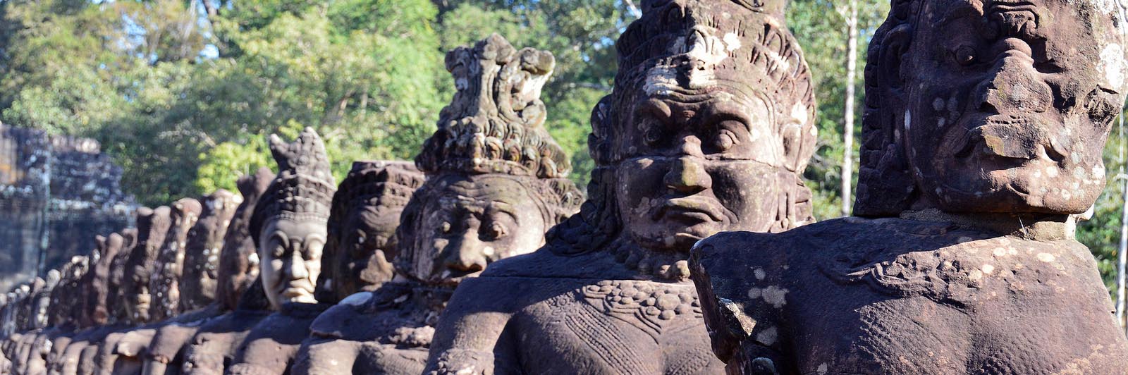 la rangée des statues de tête dans le complexe d'Angkor