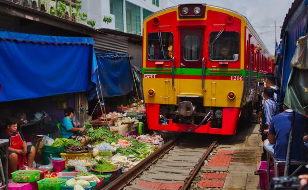 Bangkok-  Marché ferroviaire- marché flottant- Départ