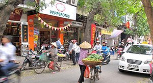 Une rue trépidante à Hanoi