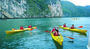Faire du kayak en baie de Bai Tu Long