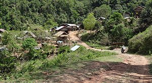 Visitez le village Ban Phavie niché dans la forêt