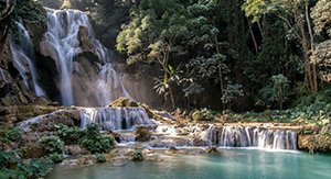 La cascade d'eau de Kuangsi au Laos