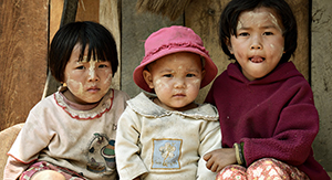 Les enfants au village d'Akha en Birmanie