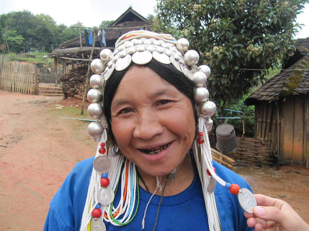 les femmes au village d'Ann en Birmanie suivent la tradition de teinture des dents en noir