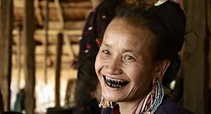 les femmes au village d'Ann en Birmanie suivent la tradition de teinture des dents en noir