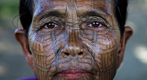 la femme au visage tatoué à Mrauk U en Birmanie