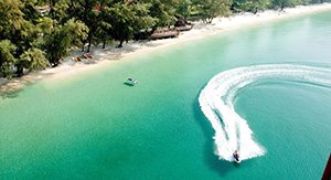 La plage de Sinhanoukville à l'eau bleuâtre passionnante