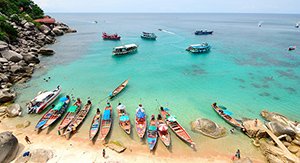 Les barques qui accostent le quai dans la plage de Sihanoukville