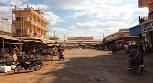 la voie qui emmène au marché de Banlung