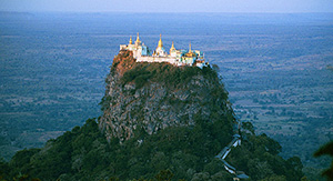 Mont Popa à Bagan