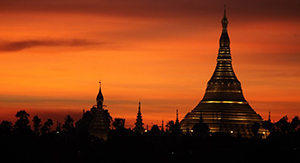 la pagode Shwedagon à Yagon au coucher du soleil