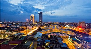 Phnom Penh illuminante en soirée