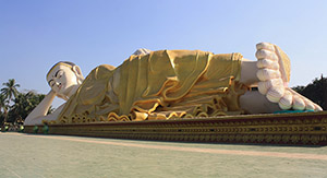 La grande statue allongée de Bago