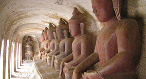 Les statues dans les grottes de Hpo Win
