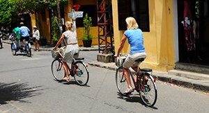 touristes à vélo à Hoi An