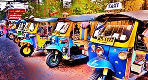 les véhicules de taxi tuk tuk à Luang Prabang