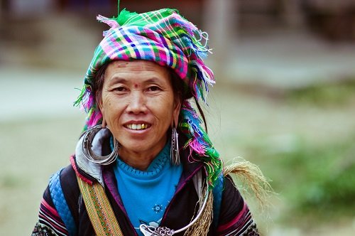 une femme d'ethnie minoritaire