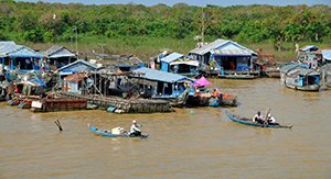 village sur le fleuve à Chong Khneas