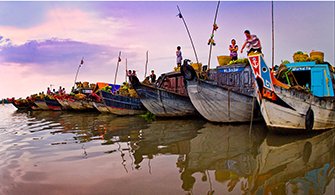 Les bateaux au marché flottant Cai Be