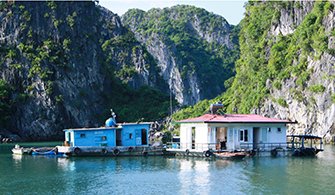 Les maisons flottantes dans le village Vung Vieng