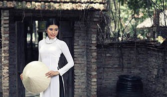 Robe ao dai et chapeau conique du Vietnam