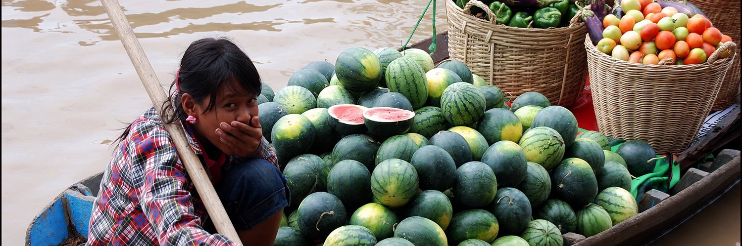 Jeune vendeuse au marché flottant Chong Khneas