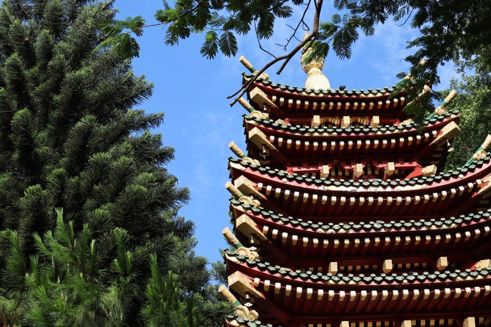 pagode de minh thanh - stupa 9 etages en rouge et jaune