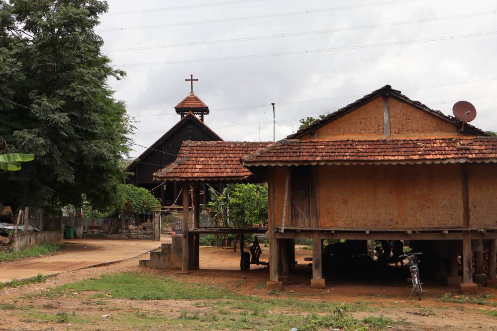 maison sur pilotis au village kon klor