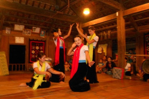 La danse traditionnelle à Mai Chau\