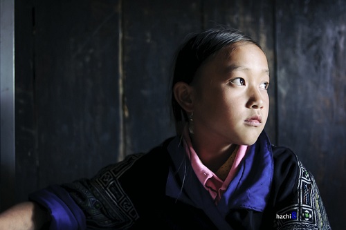 Une fillette d'ethnie H’mong dans un internat scolaire à la commune Che Tao à Mu Cang Chai