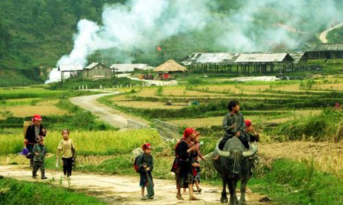  Situé à 4km du centre du bourg Sapa, Ta Phin est le nom d'un village des Dzao Rouges à Sa Pa, Lao Cai. 