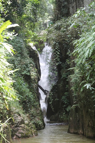 Découvrir la base du chute d'eau