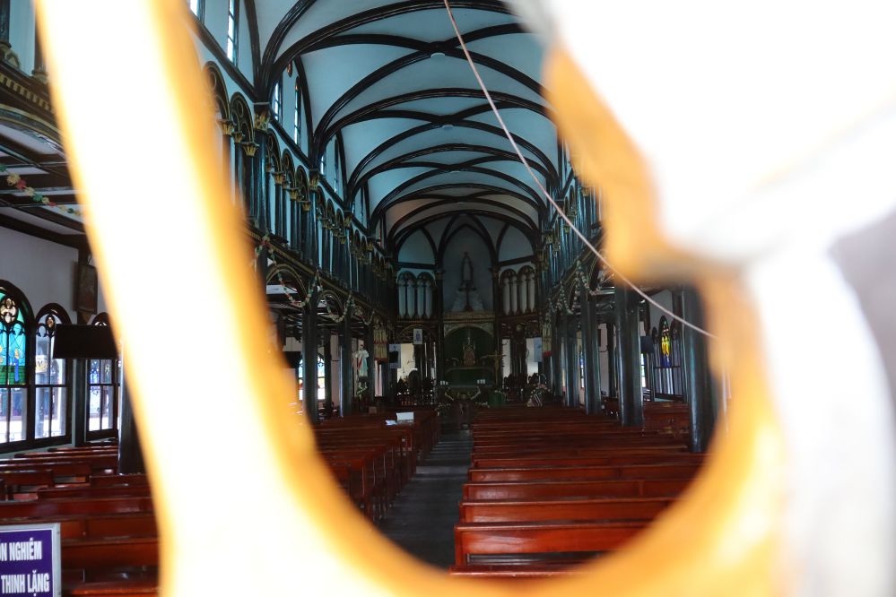 eglise en bois kon tum porte