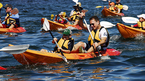 faire le kayak dans la baie d'Halong